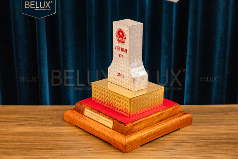 Cột Mốc Việt Nam mạ vàng bạc